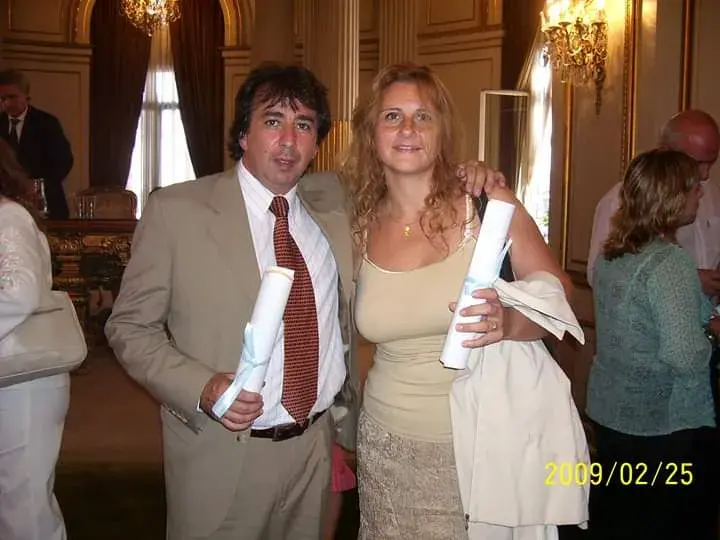 Sil y Ser recibiendo matrícula